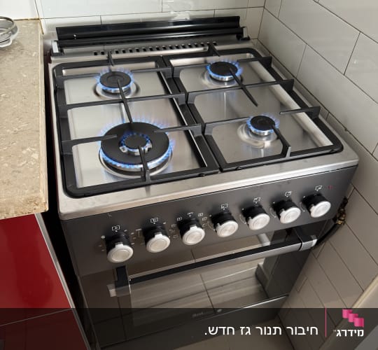 תנור גז עם כיריים דולקות במטבח